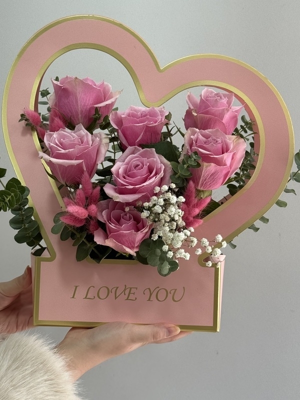 Kalp Kutuda Pembe Güller